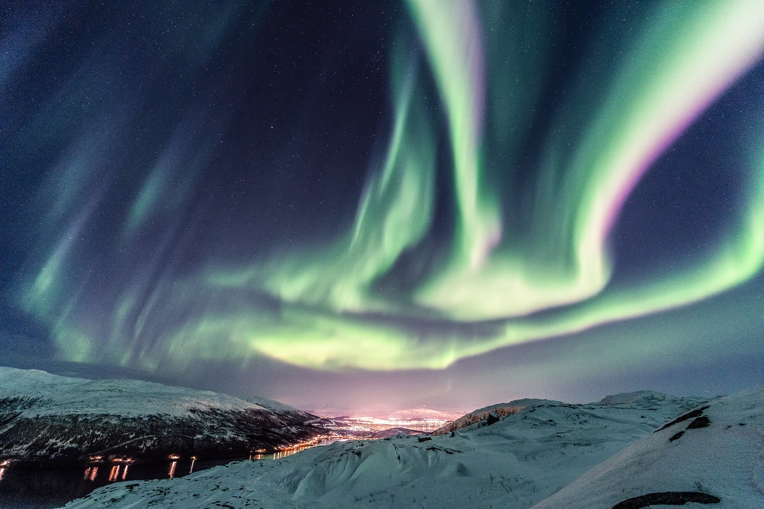 Aurora boreal sobre un paisaje nevado
